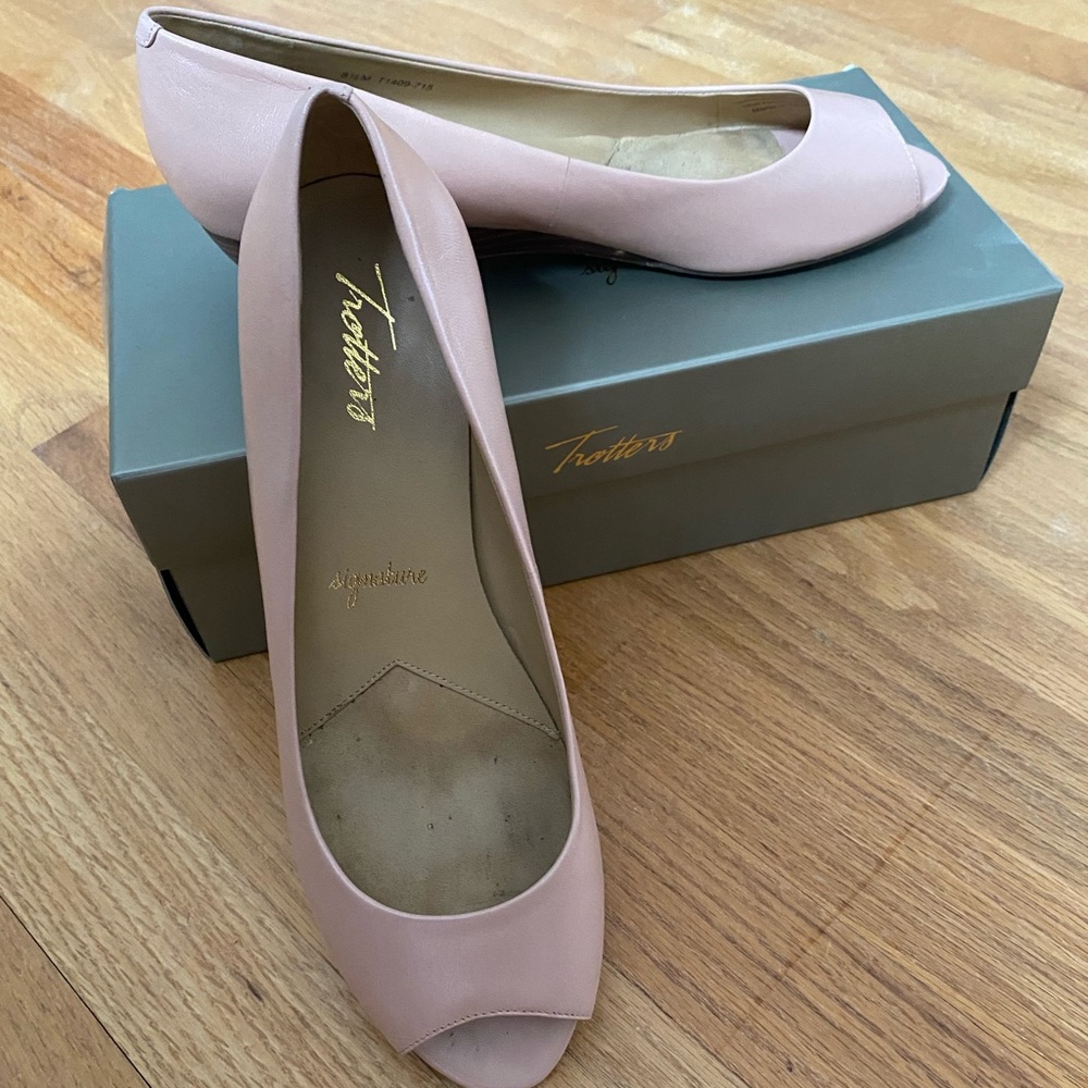 Blush Trotters signature “Lonnie” peep toe wedges